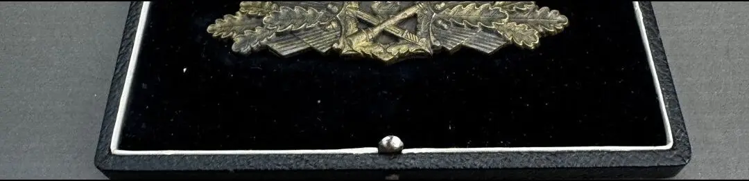 Die goldene Nahkampfspange und das offizielle Verleihungsetui