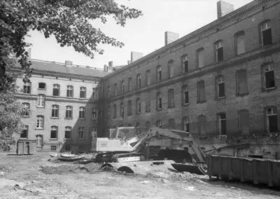 Die ehemalige Matrosen-Artillerie-Kaserne (ab 1935 Admiral-Scheer-Kaserne) muss einem Erweiterungsbau der Maschinenbau Kiel…
