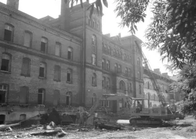 Die ehemalige Matrosen-Artillerie-Kaserne (ab 1935 Admiral-Scheer-Kaserne) muss einem Erweiterungsbau der Maschinenbau Kiel…