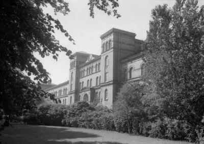 Die ehemalige Matrosen-Artillerie-Kaserne (ab 1935 Admiral-Scheer-Kaserne) muss einem Erweiterungsbau der Maschinenbau Kiel…
