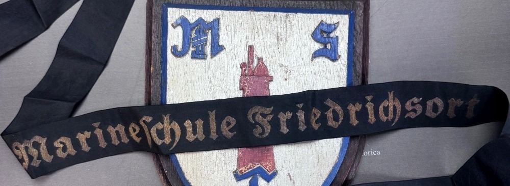 Marineschule Kiel Friedrichsort – Wappen, Mützenband und Standortgeschichte