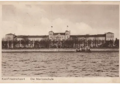 Marineschule Kiel Friedrichsort – Wappen, Mützenband und Standortgeschichte