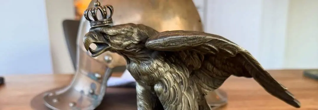 Preußischer Kürassierhelm (Garde du Corps / Garde-Kürassiere) mit Paradeadler und Ringkragen – Fund aus Theaterfundus