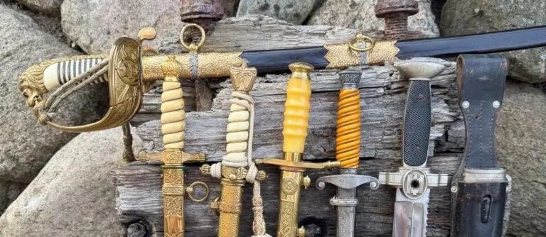 Säbel, Dolche, Bajonette und Seitenwaffen – von der reinen Waffe zum repräsentativen Uniformstück