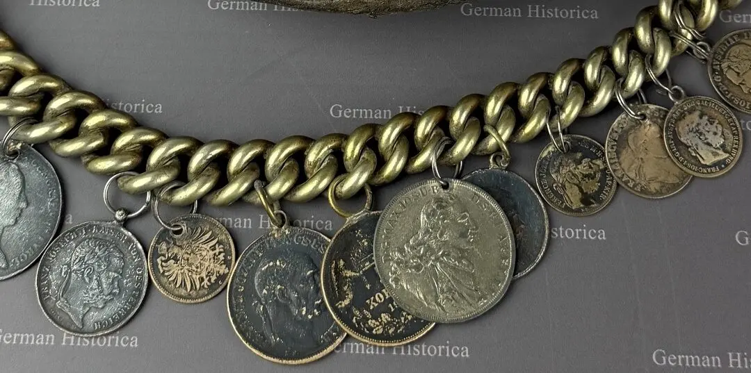 Tiroler Trachtenranzen mit Landesverteidigungsmedaillen 1797 und 1866 – Trachtenschmuck mit militärischem Hintergrund