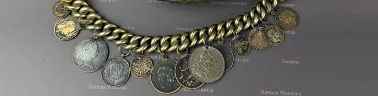 Tiroler Trachtenranzen mit Landesverteidigungsmedaillen 1797 und 1866 – Trachtenschmuck mit militärischem Hintergrund