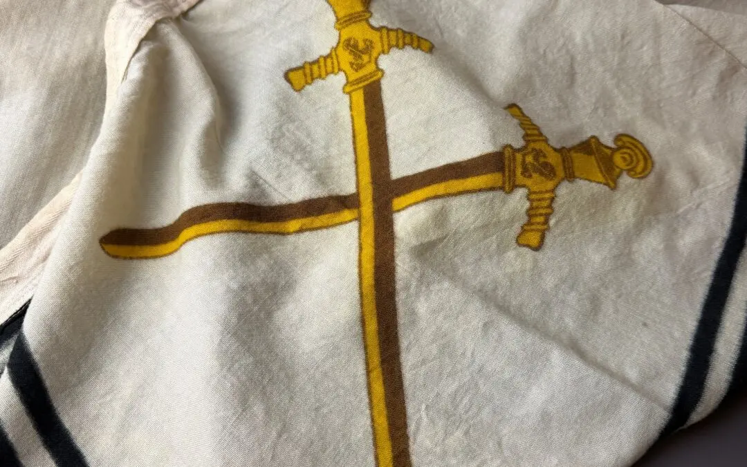 Generaladmiralsflagge der Kriegsmarine, 100 × 100 cm, weißes Tuch mit schwarzem Admiralskreuz und gekreuzten gelben Schwertern, Stempel „General-Adm. 1,0 X 1,0“ 7. HTML (Divi Code-Modul