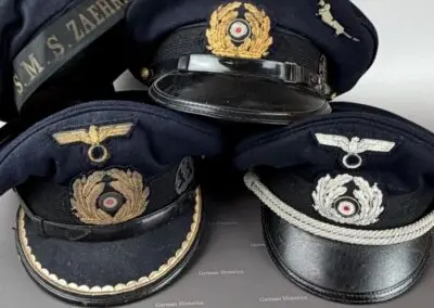 Marinemützen und Marineuniformen: Geschichte von der Kaiserlichen Marine bis zur Bundesmarine, Bestimmung von Schirm- und Tellermützen und Ankauf bei Kiel.
