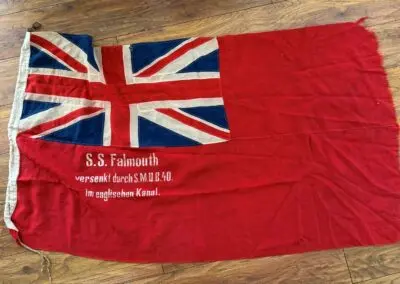 Versenkungsflagge SM UB 40: britische Handelsflagge mit der Aufschrift S.S. Falmouth, Kommandant Hans Howaldt aus Kiel